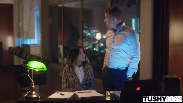 Китайская моделька с красивой и при этом вместительной попочкой - #1