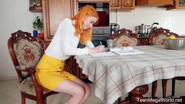 Пожилой репетитор и его откровенные приставания к студентке - #1