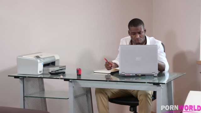 Черномазый начальник обязательно пробьёт анус своей секретарши - #1