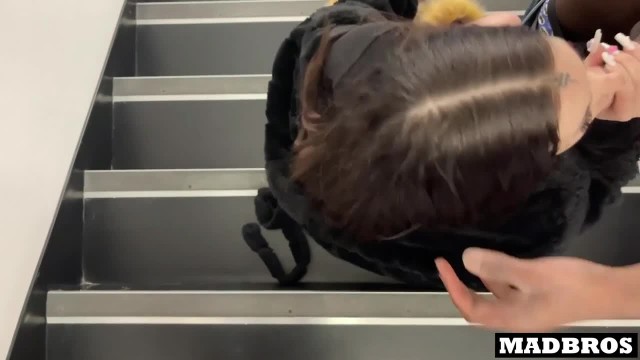 Горячая потаскушка, которую вполне можно поиметь в подъезде - #2