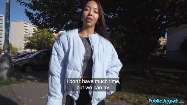 Начинающая порномоделька повелась на приставание пикапера - #1